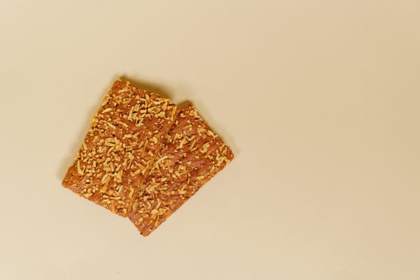 crackers de queijo - snack saudável com sabor a queijo, pobre em hidratos de carbono e em gorduras